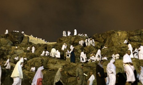   Jamaah haji mendaki Jabal Rahmah menjelang puncak ibadah haji wukuf di padang Arafah, Makkah,Rabu (24/10) dini hari. (Hassan Ammar/AP)