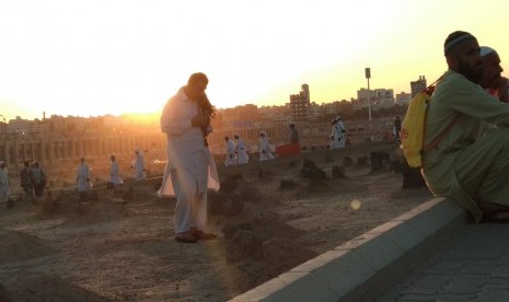  Doa Rasulullah Ketika Ziarah di Baqi. Jamaah haji mendoakan jenazah para sahabat Rasulullah SAW yang dikuburkan di Pemakaman Baqi, Madinah, Selasa (17/7) pagi. Jamaah haji yang singgah di Madinah mulai menyesaki lokasi ziarah tersebut.