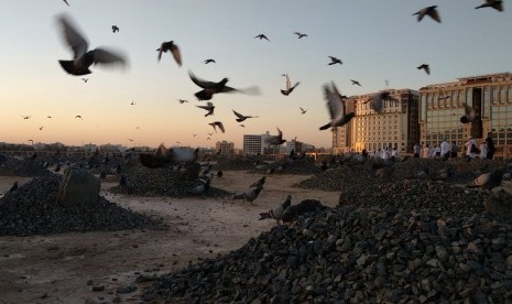  Jamaah haji mendoakan jenazah para sahabat Rasulullah SAW yang dikuburkan di Pemakaman Baqi, Madinah, Selasa (17/7) pagi. Jamaah haji yang singgah di Madinah mulai menyesaki lokasi ziarah tersebut.