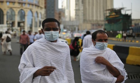  Jamaah haji mengenakan masker saat berjalan di kota suci Makkah.