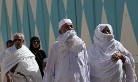 Jamaah haji mengenakan masker untuk mengantisipasi virus MERS-Cov.