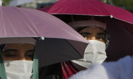 Jamaah haji mengenakan pelindung kepala dan wajah guna menghindari dari teriknya matahari dan debu di Makkah, Arab Saudi.