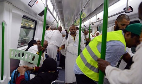  Jamaah haji menggunakan layanan kereta Mashair untuk transportasi di Mina, Arafah dan Muzdalifah.  (Sabq/Abdul Malik Surur)