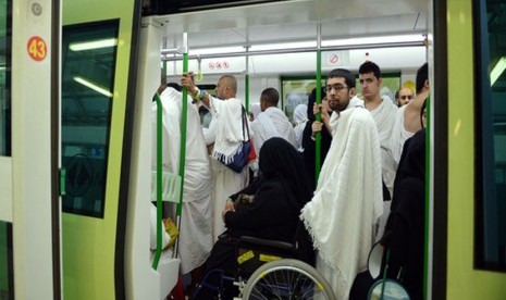  Jamaah haji menggunakan layanan kereta Mashair untuk transportasi di Mina, Arafah dan Muzdalifah.  (Sabq/Abdul Malik Surur)