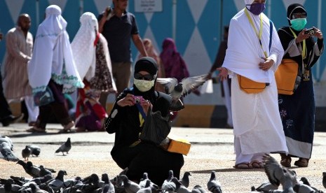 Jamaah umrah menggunakan masker untuk mengantisipasi virus Mers-Cov di Tanah Suci.