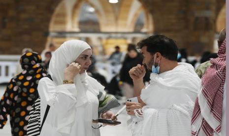 Jamaah haji mengobrol ketika mereka meninggalkan Masjidil Haram, di Mekah, Arab Saudi, Rabu, 6 Juli 2022. Peziarah Muslim berkumpul di kota suci Mekkah Arab Saudi untuk haji terbesar sejak pandemi coronavirus sangat membatasi akses ke salah satu dari lima Islam pilar. 