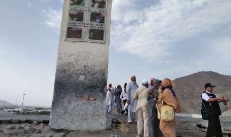 Jamaah haji mengunjungi Jabal rahmah