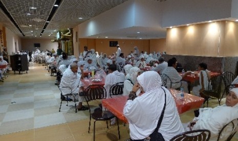 Jamaah haji menikmati makanan di Tanah Suci, Arab Saudi.