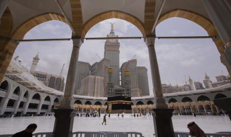 Jamaah haji menjaga jarak sosial saat mereka mengelilingi Kabah. Malaysia akan Bahas Prosedur Umroh pada Februari