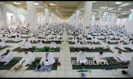 WHO Puji Pelaksanaan Ibadah Haji Tahun Ini. Foto:   Jamaah haji menunaikan ibadah wukuf dengan menerapkan jaga jarak di Masjid Namirah, Arafah, Senin (19/7).