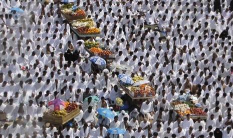    Jamaah haji menunaikan shalat Dzuhur berjamaah saat melaksanakan ibadah wukuf di Arafah, Senin (14/10).  (AP/Amr Nabil)