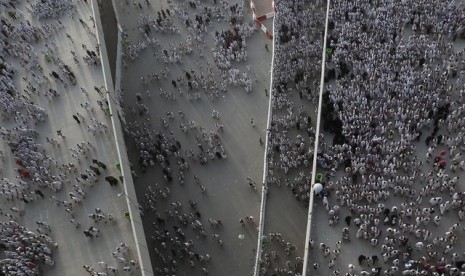 Jamaah haji menyusuri jalan di Mina untuk menunaikan ibadah melempar jumrah yang jatuh tepat pada perayaan Idul Adha, Kamis (24/9).