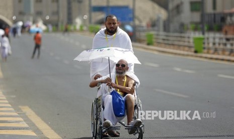  Mesir Perpanjang Pendaftaran Haji 2022. Foto: Jamaah haji Mesir berkursi roda melintasi Kota Mina sebeluim menuju Arafah, Makkah, Arab Saudi, Jumat (9/8). Sekitar 2 juta jamaah haji dari berbagai negara akan memulai berwukuf di tempat ini sebagai syarat sah berhaji.