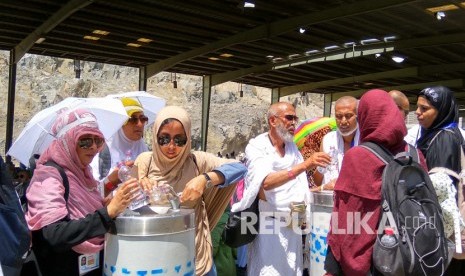 Jamaah haji/umrah minum air putih. (Republika/ Amin Madani)