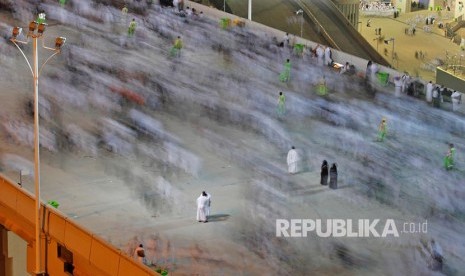 Jamaah haji mulai berdatangan di Jamarat setelah sebelumnya bermalam dan singgah di Muzdalifah dan Mina usai melaksanakan wukuf di Arafah, Makkah, Arab Saudi, Ahad (11/8) 