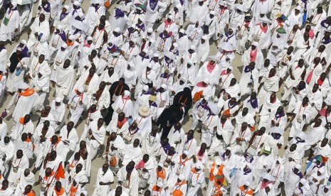 Jamaah haji mulai berdatangan di Jamarat untuk melempar jumrah setelah sebelumnya bermalam dan singgah di Muzdalifah dan Mina usai melaksanakan wukuf di Arafah, Makkah, Arab Saudi, Ahad (11/8) 