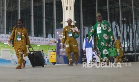 Jamaah haji asal Afrika tiba di Bandara Amir Mohammed Bin Abdulaziz di Madinah, Arab Saudi. 