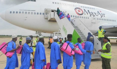 Komisi Haji Nigeria Segera Kembalikan Uang Jamaah. Foto ilustrasi: Jamaah haji Nigeria terbang menggunakan maskapai Max Air.