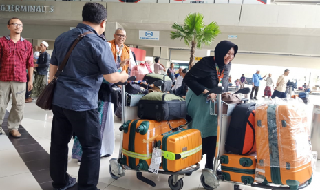 Jamaah haji NRA Group tiba di Bandara Soekarno Hatta, Tangerang, Banten, Jumat (30/8).