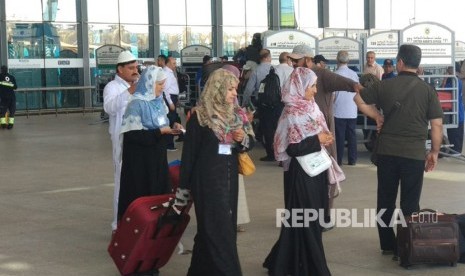 Jamaah haji perempuan asal Pakistan tiba di Tanah Suci, Selasa (17/7l mengenakan sejenis sari, pakaian tradisional mereka.