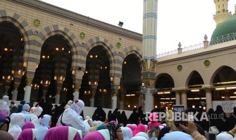  Jamaah haji perempuan Indonesia menunggu dengan tertib  untuk masuk ke raudhah, Ahad (30/7). Jamaah haji harus rela menunggu dua jam sebelum pintu raudhah dibuka. 