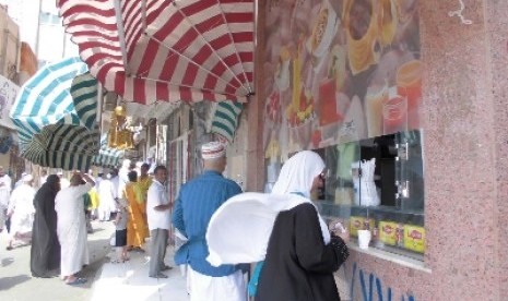 Jamaah haji sedang berbelanja toko kecil yang terletak di pinggiran Masjidil  Haram, Makkah.