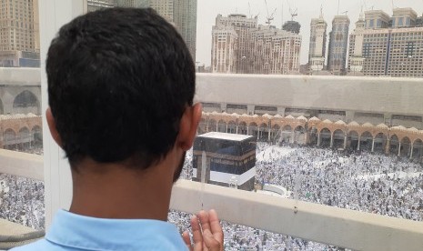 Jamaah haji sedang berdoa menghadap kiblat di lantai tiga Masjid Al Haram. Masjid di kota kelahiran nabi ini mulai dipadati oleh banyak jamaah haji dari berbagai negara di dunia sehingga terkadang membuat jamaah harus shalat di lantai tiga.