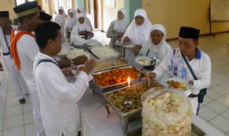 Jamaah haji sedang makan bersama (Ilustrasi)