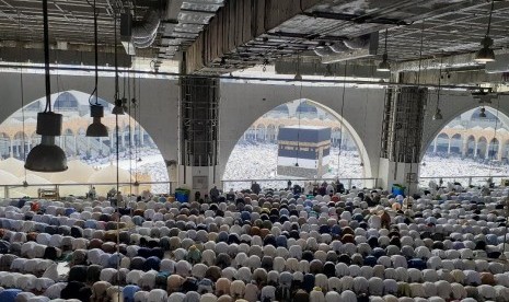 Jamaah haji sedang melaksanakan shalat wajib berjamaah menghadap Kabah di Masjidil Haram pada musim haji 1440 H / 2019 M. 