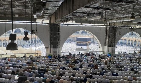 Jamaah haji sedang melaksanakan shalat wajib di Masjidil Haram pada musim haji 1440 H / 2019 M (Ilustrasi).