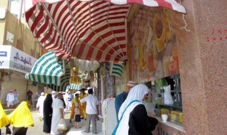 Jamaah haji sedang membeli makanan dan minuman di sebuah kedai yang terletak di pinggiran Masjidil  Haram, Makkah, Ahad (30/9). Kawasan itu nantinya akan dibongkar untuk proyek perluasan Masjidil Haram.