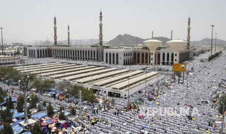 (Ilustrasi) Jamaah haji shalat berjamaah di Masjid Namira di Padang Arafah, Makkah, Arab Saudi, Kamis (31/8).