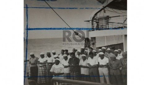 Jamaah haji shalat di atas Kapal. Foto ini diambil pada tahun 1950.