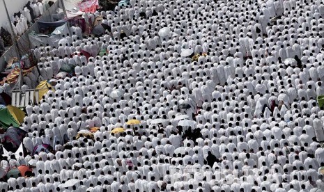 Jamaah haji shalat di Masjid Namira Padang Arafah