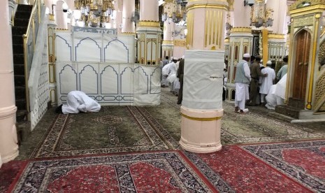 Jamaah haji shalat di Raudhah yang terdapat di dalam Masjid Nabawi, Madinah.