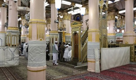 Jamaah haji shalat di Raudhah yang terdapat di dalam Masjid Nabawi, Madinah.