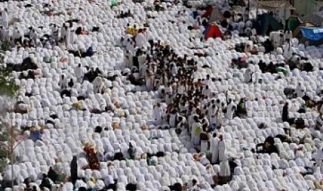 Jamaah haji sholat Jumat di Padang Arafah