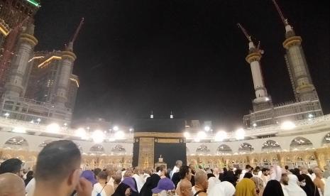 Lantunan Talbiyah, Kapan dan Apa Muatan di dalamnya? Foto:   Jamaah Haji tengah berada di Masjidil Haram (ilustrasi)