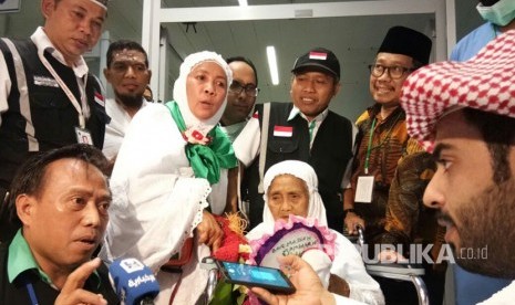 Jamaah haji tertua Indonesia Baiq Mariah (104 tahun) asal Lombok, Nusa Tenggara Barat disambut meriah saat tiba di Bandara King Abdul Aziz, Jeddah, Arab Saudi, Sabtu malam (26/8). 