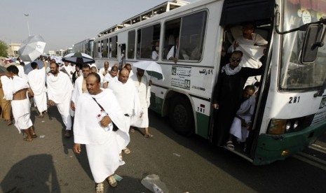  Jamaah haji turun dari bus saat tiba di kota Arafah untuk menunaikan ibadah wukuf di Arafah,Kamis (25/10). (Amr Abdallah Dalsh/Reuters) 