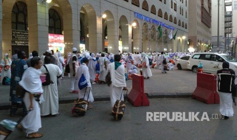 Jamaah haji UPG 18 menunggu bus yang akan membawa mereka dari Madinah ke Makkah, Ahad (20/8). Mereka telah bersiap-siap di depan hotel Taiba Arac Suites usai shalat subuh di Masjid Nabawi. 