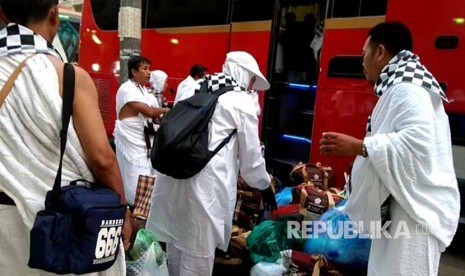 Jamaah haji UPG 18 menunggu bus yang akan membawa mereka dari Madinah ke Makkah, Ahad (20/8). Mereka telah bersiap-siap di depan hotel Taiba Arac Suites usai shalat subuh di Masjid Nabawi. 