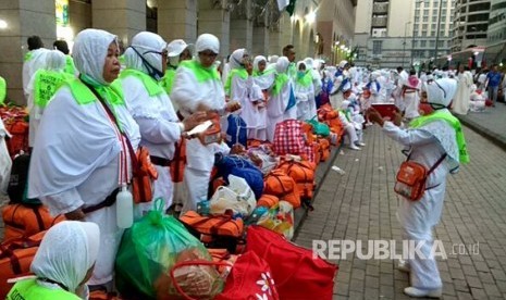 Jamaah haji UPG 18 menunggu bus yang akan membawa mereka dari Madinah ke Makkah, Ahad (20/8). Mereka telah bersiap-siap di depan hotel Taiba Arac Suites usai shalat subuh di Masjid Nabawi. 