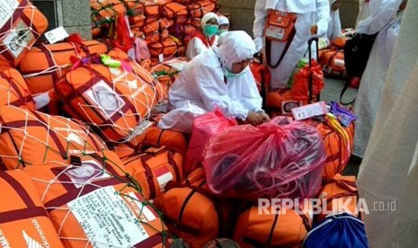 Jamaah haji UPG 18 menunggu bus yang akan membawa mereka dari Madinah ke Makkah, 20 Agustus 2017. 