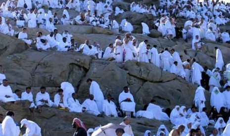 Jamaah haji wukuf di Jabal Rahmah, Arafah.