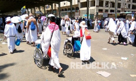 Jamaah haji yang menggunakan kursi roda banyak juga dijumpai ikut bersama kerabat dan rekannya berjalan kaki dari Mina menuju Makkah. 