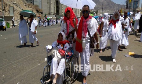 Jamaah haji yang menggunakan kursi roda banyak juga dijumpai ikut bersama kerabat dan rekannya berjalan kaki dari Mina menuju Makkah. Jarak yang ditempuh oleh rombongan jamaah haji tersebut bisa mencapai sekitar 7 kilometer (Ilustrasi)