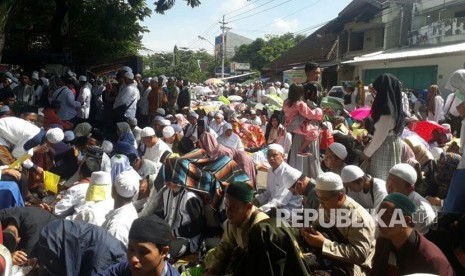 Jamaah Haul Habib Ali Al Habsyi memenuhi jalan Kapten Mulyadi Solo