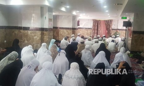 Jamaah Himpuh bersiap melakukan ibadah puncak haji di Arafah, Mudzalifah, dan Mina, di Makkah (29/8).