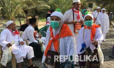 Jamaah haji Indonesia mengunjungi kebun kurma milik keluarga Badui, Muhammad Hasan Ar-Raddadi di Madinah, Arab Saudi, Selasa (26/9).